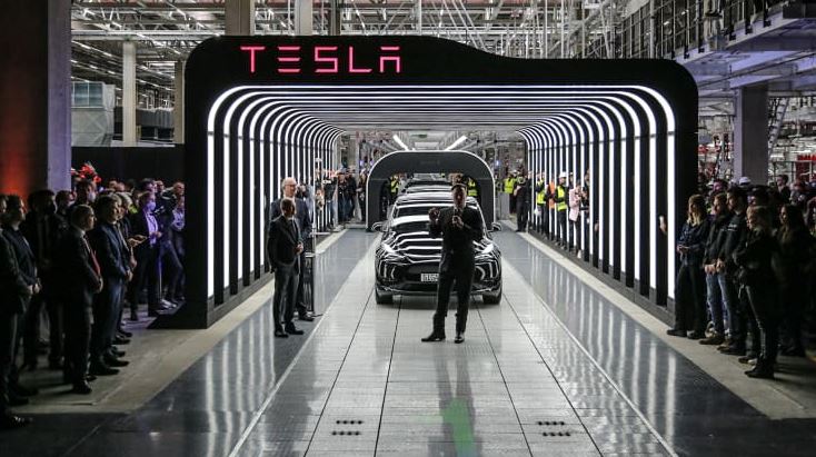 Agjencia gjermane e trafikut rrugor  59 mijë automjete Tesla kanë probleme me softuerin 